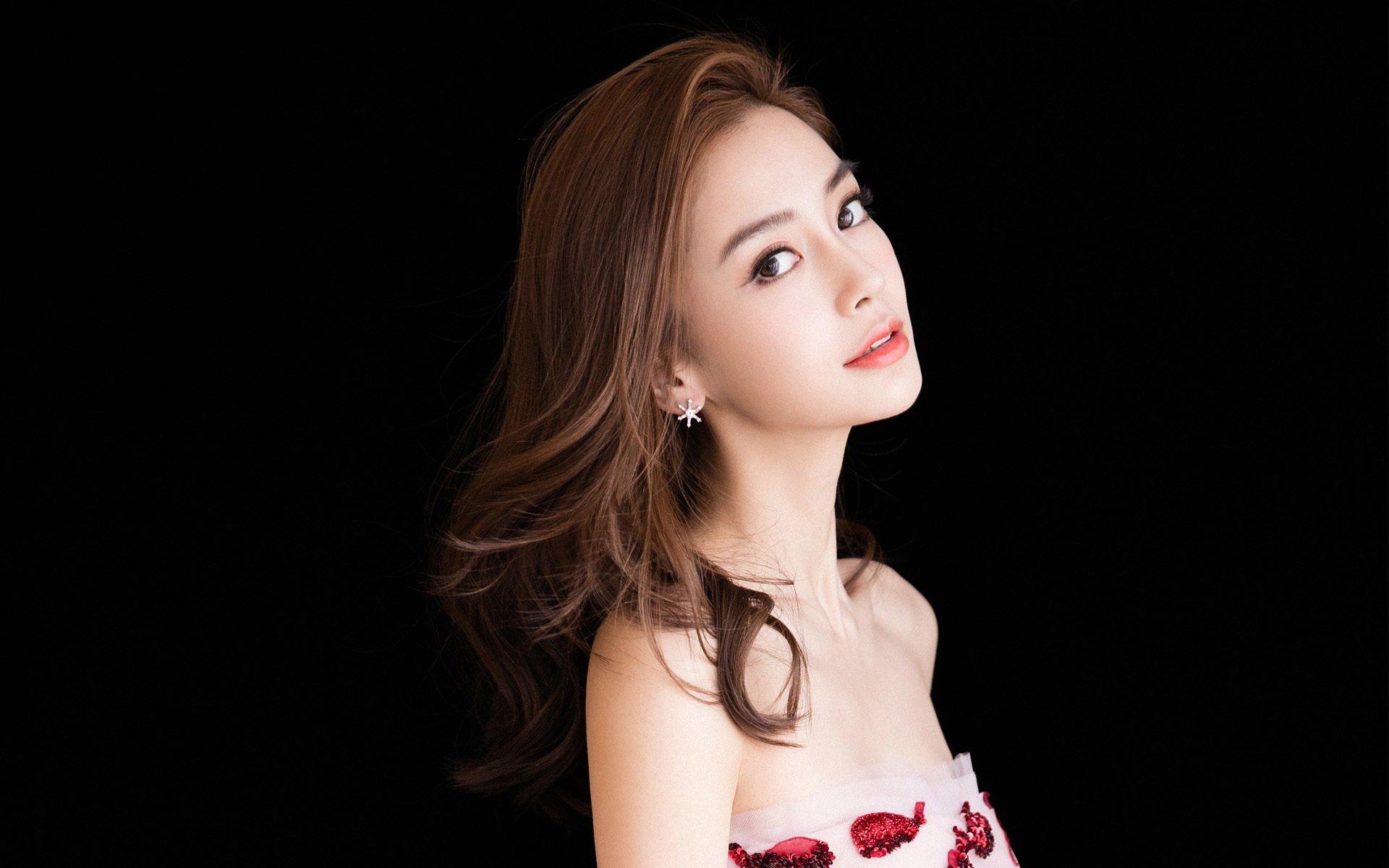 开云ky官网-库里开设公益训练营扶持低收入学生，库里做慈善有哪些