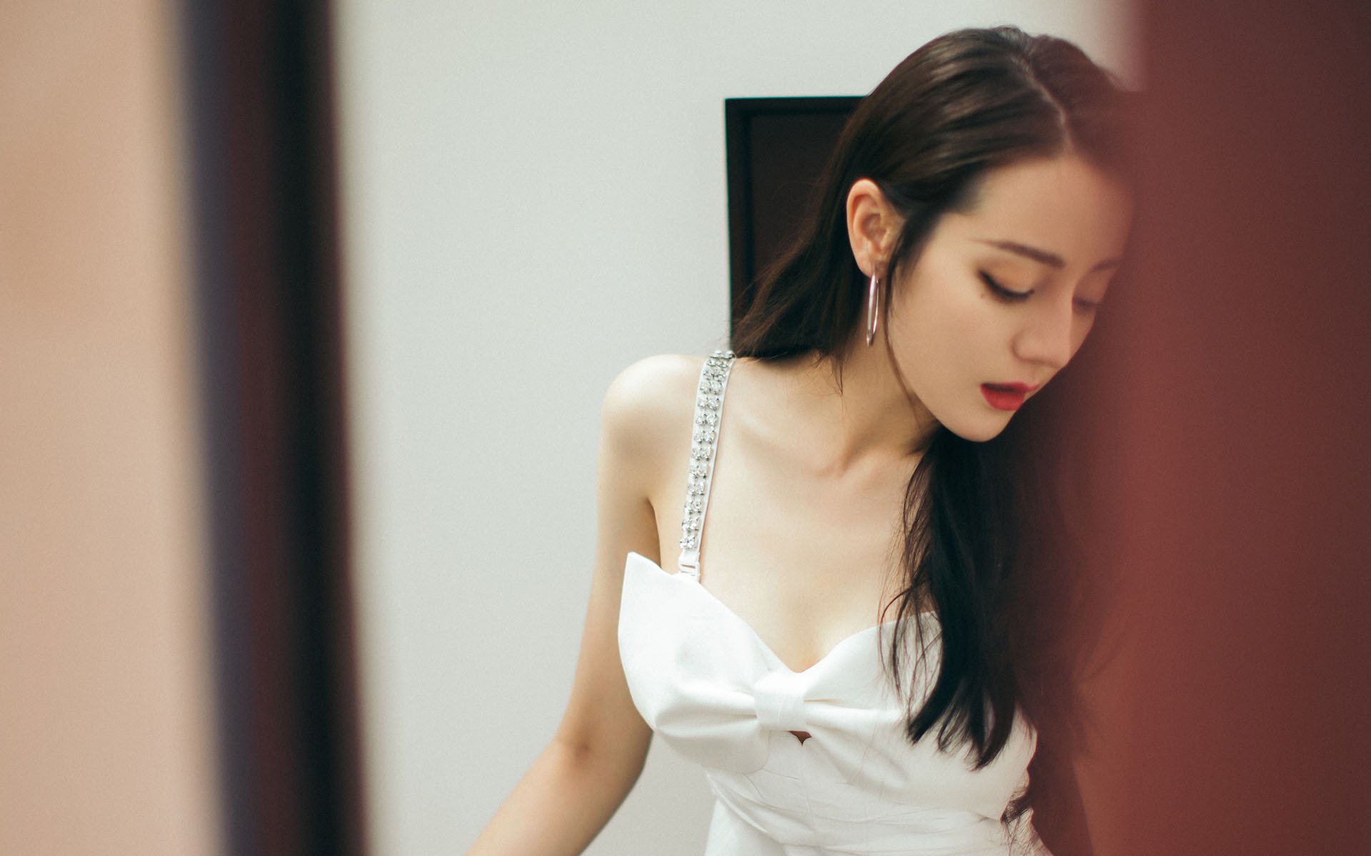 开云体育网址-以色列空袭首都,平民死伤惨重,以色列空袭难民营